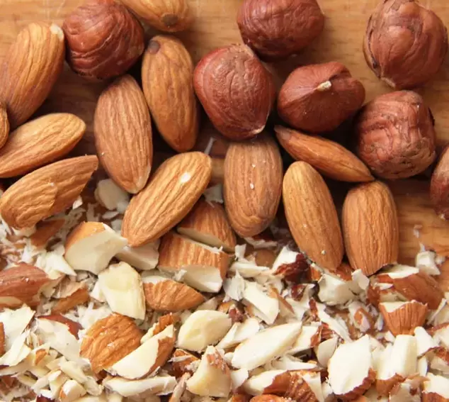 Benefits of Almonds and Hazelnuts