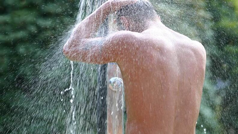 Contrast showers can help men perk up and increase potency
